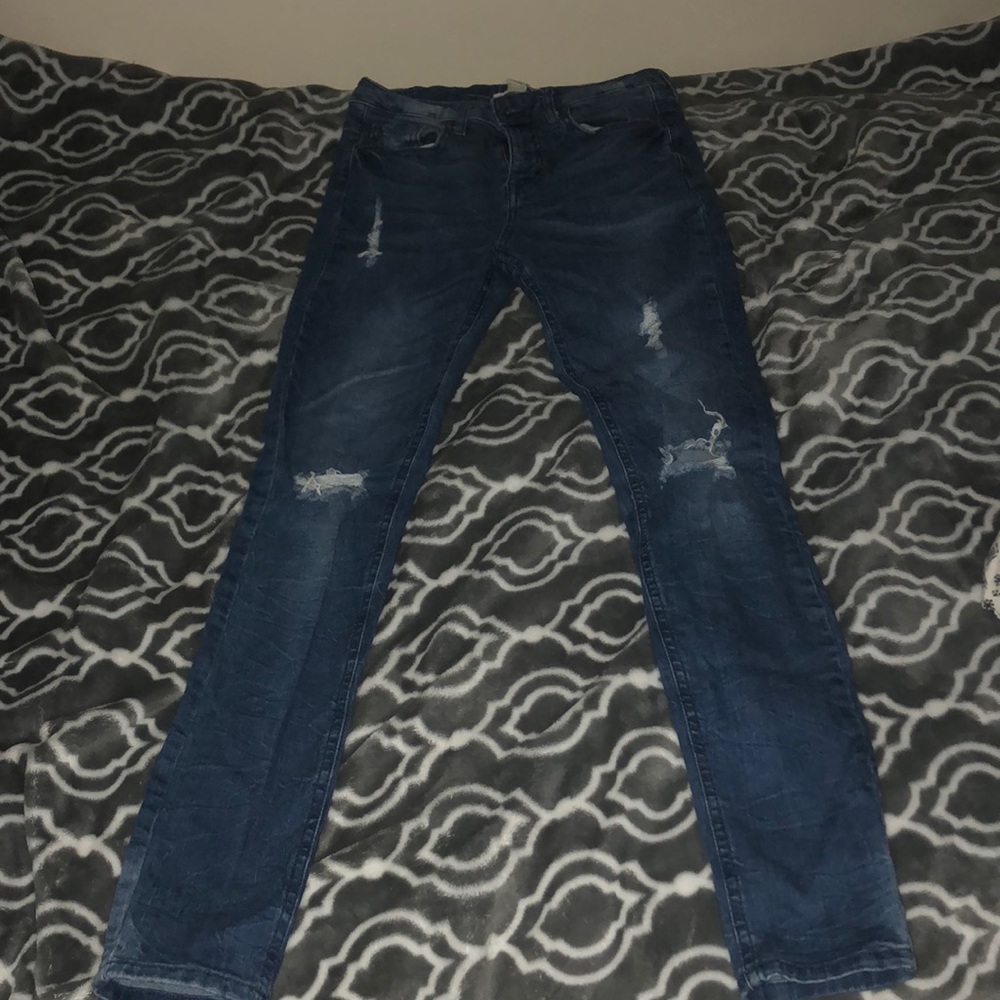 Distressed skinny jeans